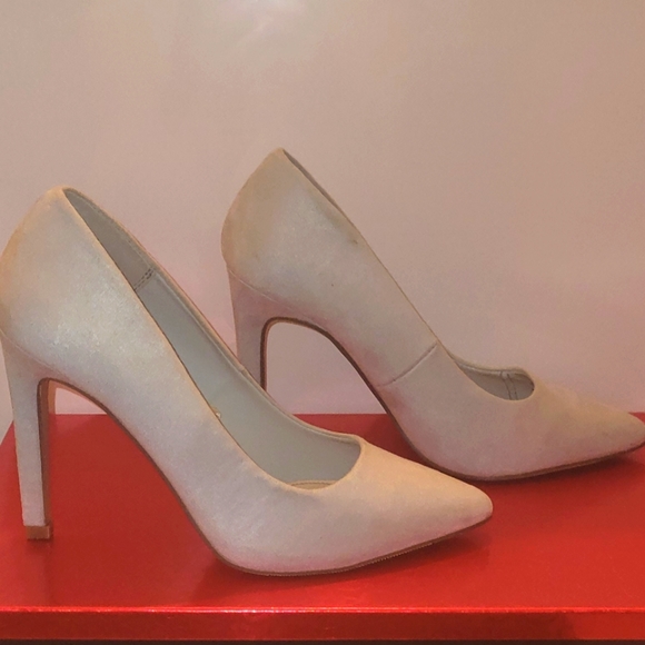 Forever 21 Silver Suede Pointy Toe Pumps, sz 6 - Picture 2 of 6